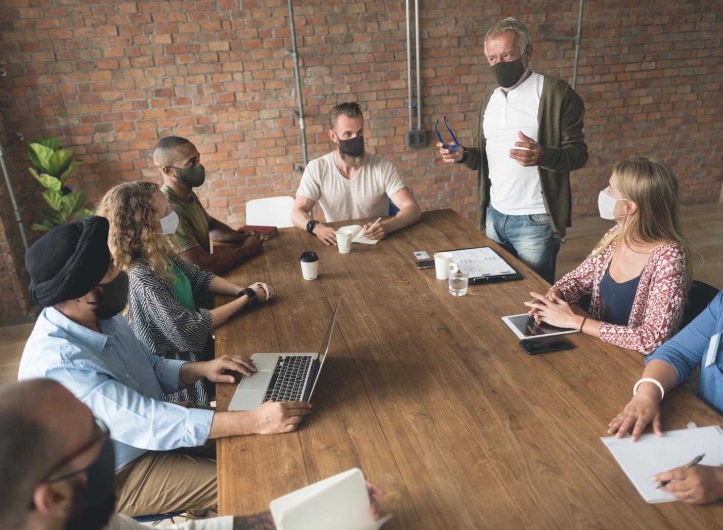Équipe d'analystes financiers travaillant sur des calendriers d'investissement