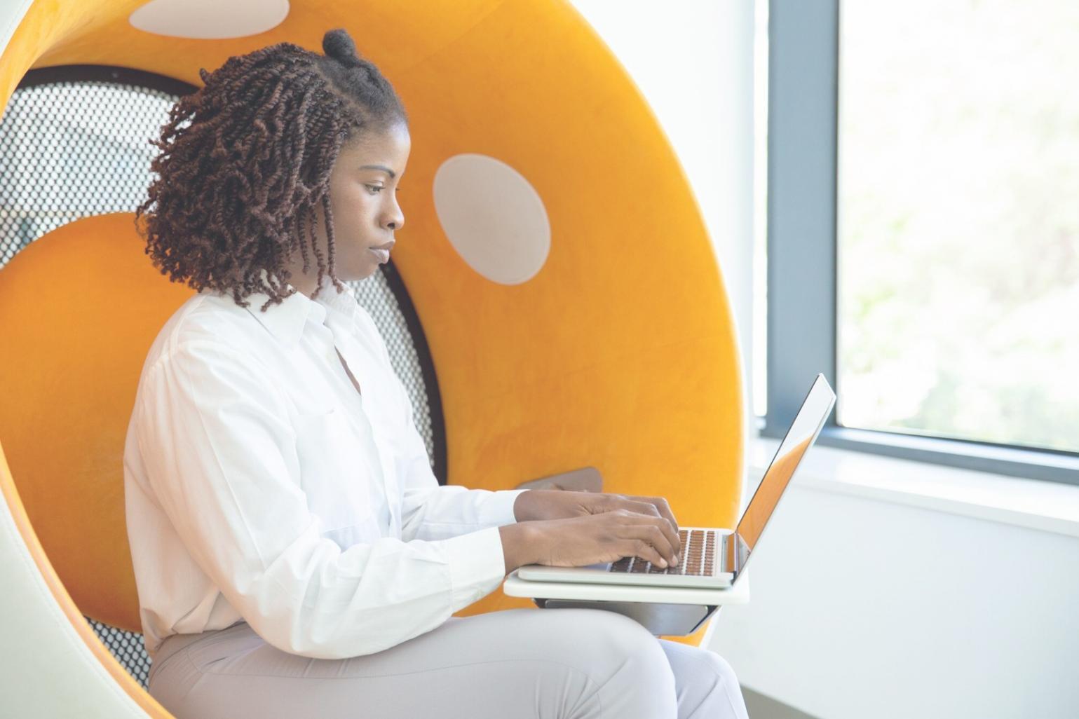 Session de formation avec calendriers et graphiques financiers