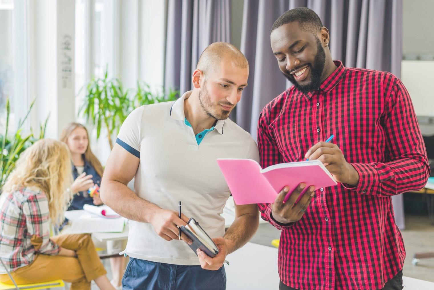 Étudiants collaborant sur des projets financiers