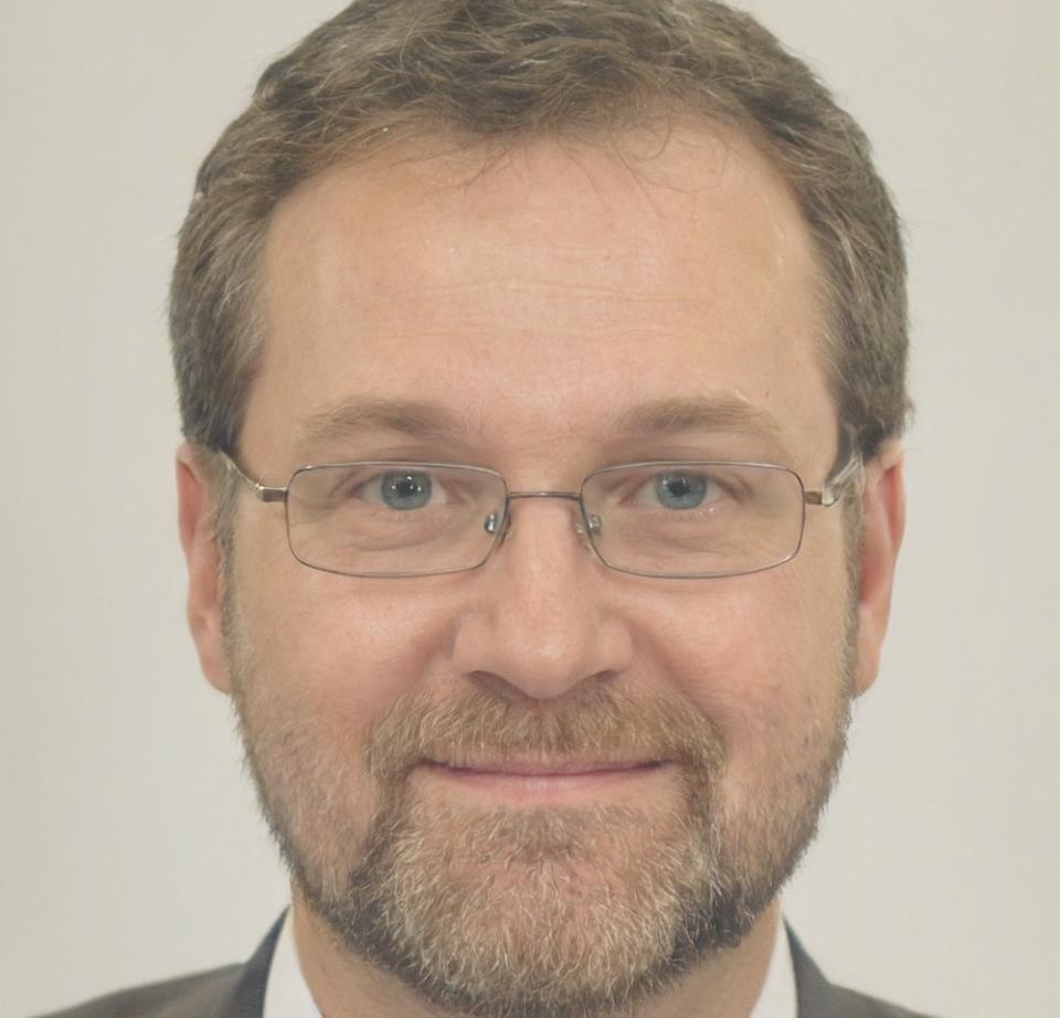 Portrait professionnel d'Antoine Delacroix, directeur de la stratégie financière